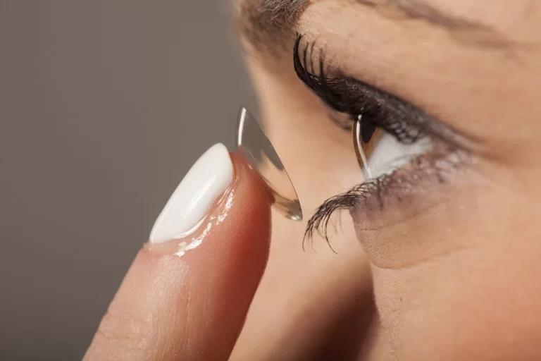 Inserting a contact lens